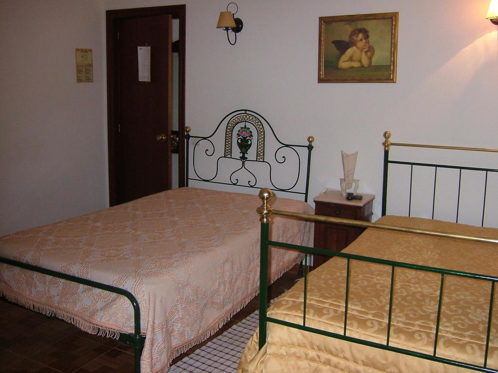 "O Viajante" Low Cost Hotel Ештремош Номер фото